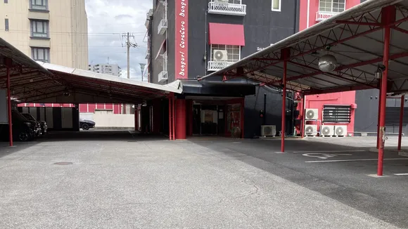 ホテル　どんぐりころころの駐車場（29台・全台屋根付き）。奥が建物の入口