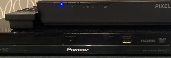 テレビの横に置かれた機械。青いランプが点いています