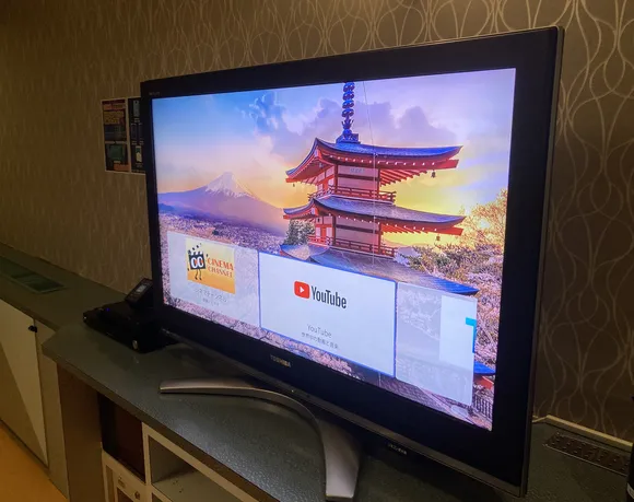 客室のテレビ。電源を入れた後のホーム画面に、いくつかのアイコンが並んでいます